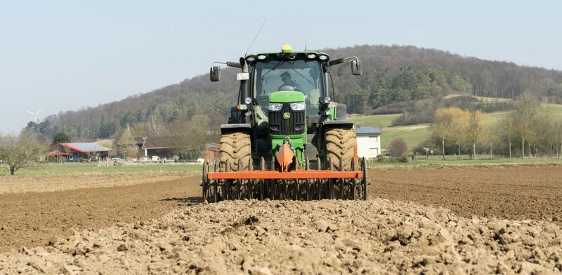 Traktor auf dem Acker. Klick führt zu Großansicht im neuen Fenster.