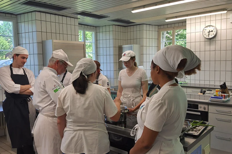 Azubis in der Küche der Hohenloher Lebensmittelschule