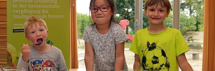 Kinder vor Obst und Gemüse