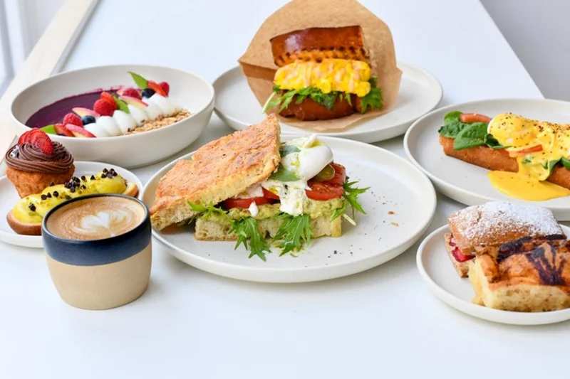 Sandwich und Kaffee und Kuchen. Klick führt zu Großansicht in neuem Fenster.