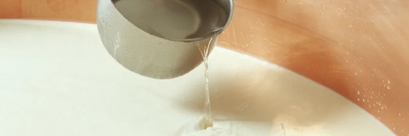 Hofkäserei: Labzugabe zu Milch