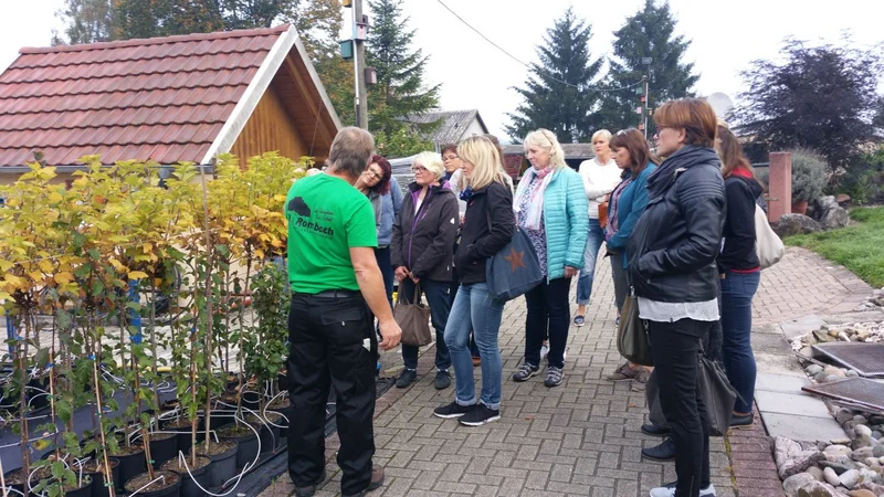 Menschen bei einer Hofführung