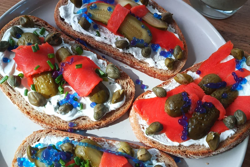 Brötchen rotem, blauem und grünem Belag. Klick führt zu Großansicht in neuem Fenster, schließen per ESC.