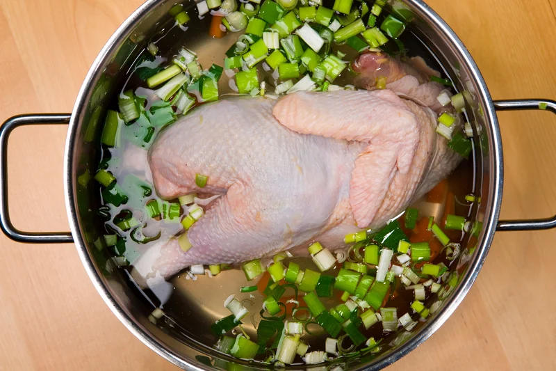 Suppenhuhn in einem Topf. Klick führt zu Großansicht.