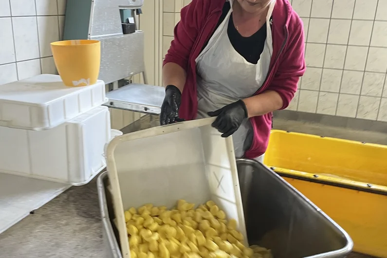 Umfüllen der Kartoffeln. Klick führt zu Großansicht im neuen Fenster.