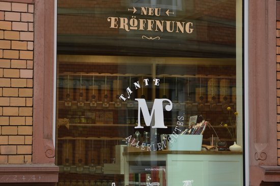 Schaufenster eines Tante Emma Ladens 