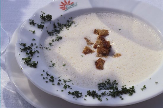 Kohlrabicremesüppchen mit Kräuter-Vollkorn-Croutons.