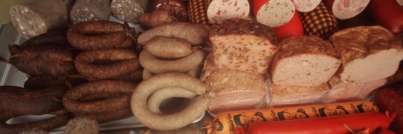 Blick in eine Wursttheke mit verschiedenen Würsten.