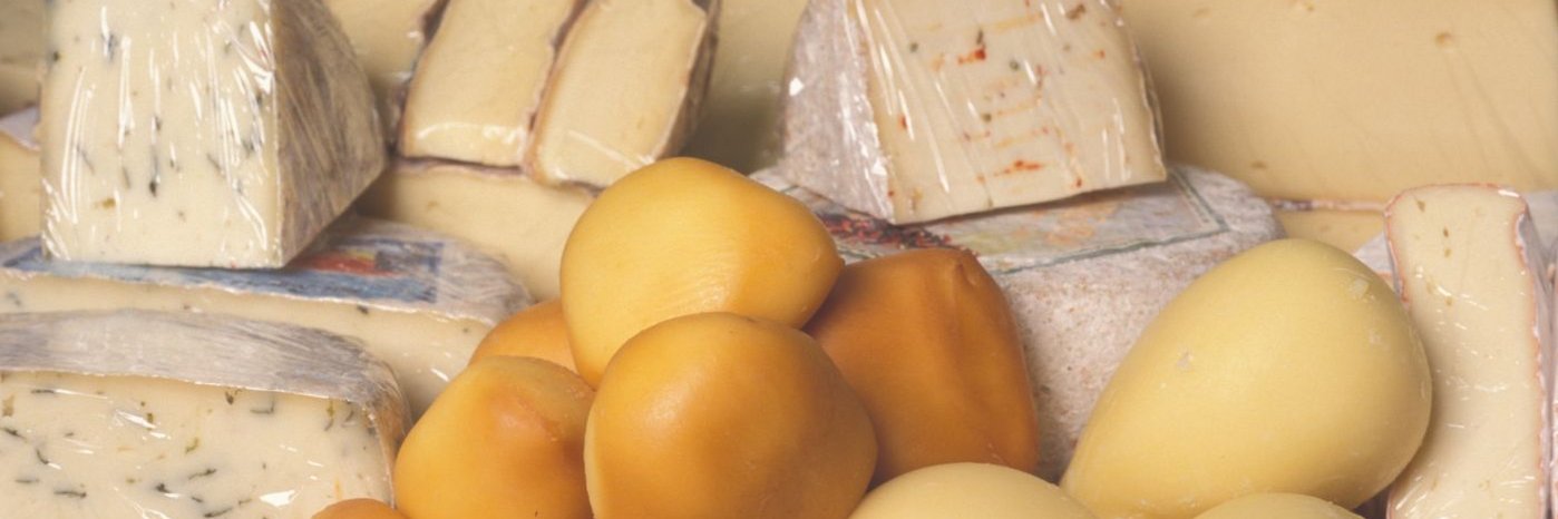 Verschiedene Käse in einer Auslage.