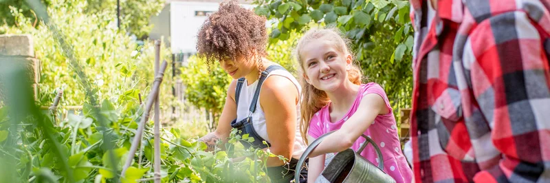 Kinder im Garten