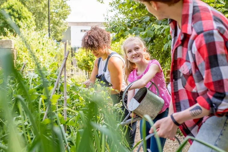 Kinder gießen Pflanzen. Foto: SolStock,  E+ via GettyImages
