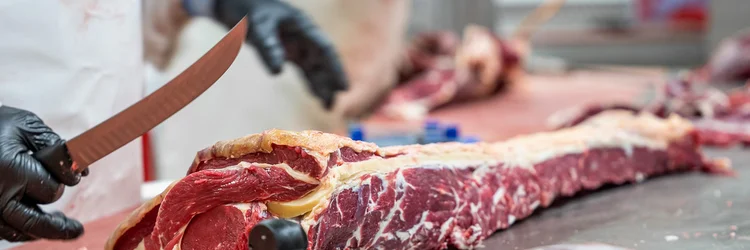 Fleisch, das professionell zerlegt wird.