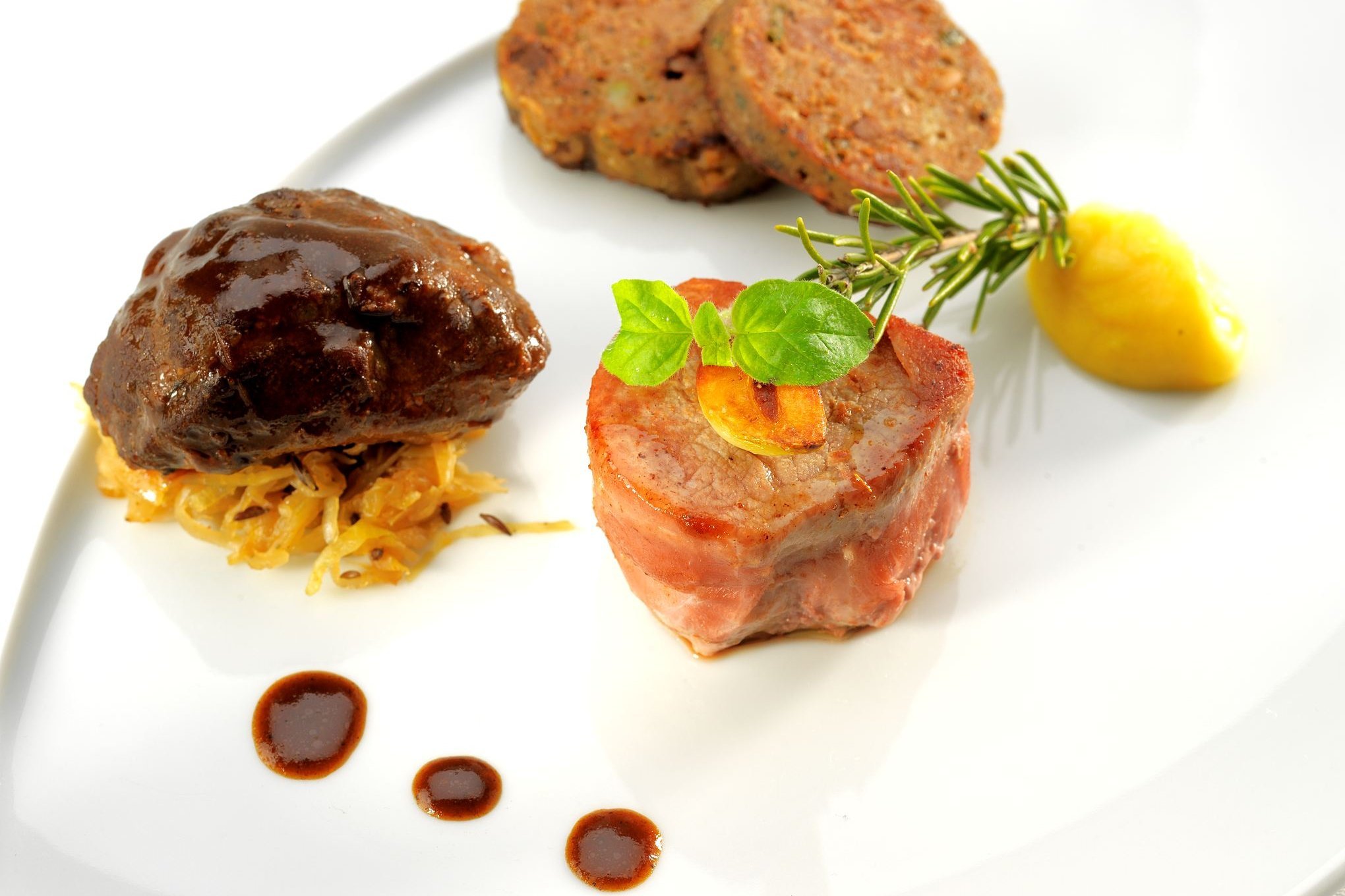 Filet und Bäckchen vom Landschwein mit Spitzkohl, Alblinsen-Brezelknödelscheiben und Curry-Blumenkohlpüree 