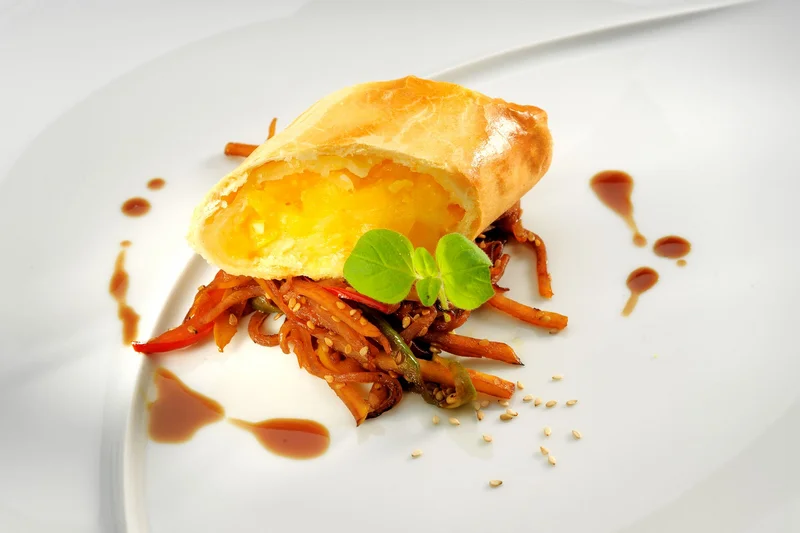 Hokkaido - Kürbisstrudelauf saftigem Wokgemüse