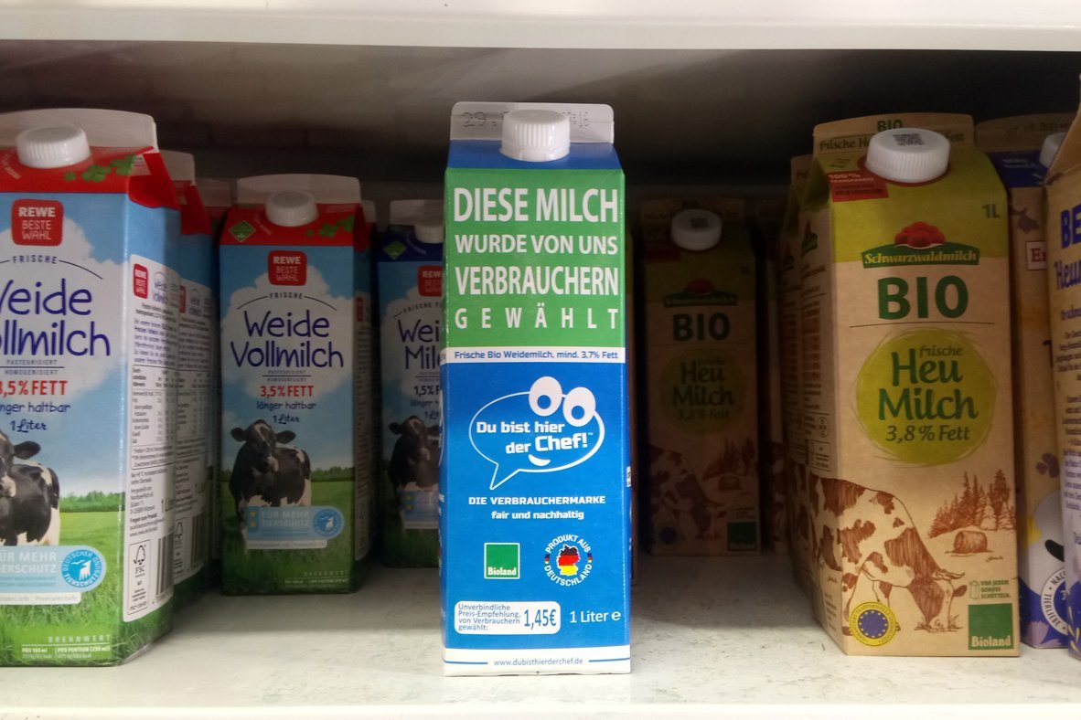 Milchkarton steht im Supermarktregal. Klick führt zu Großansicht in neuem Fenster. 