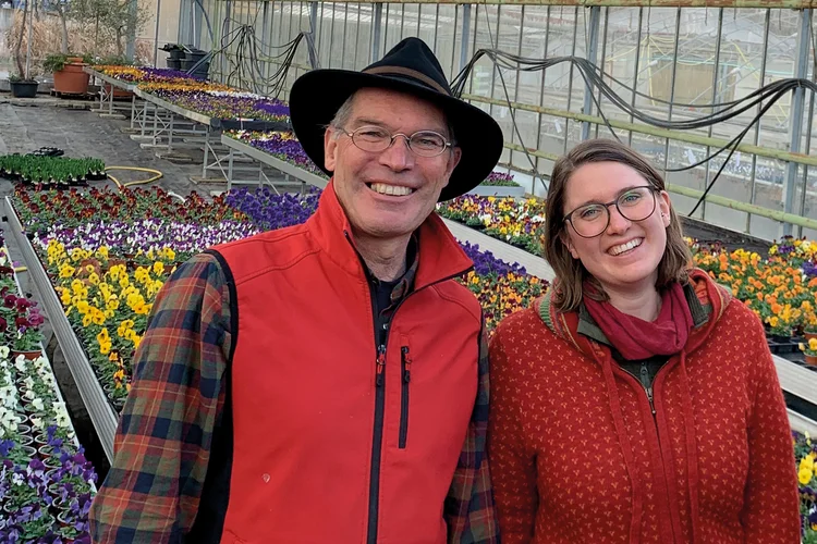 Christian Herb mit seiner Tochter Eva-Maria im Gewächshaus