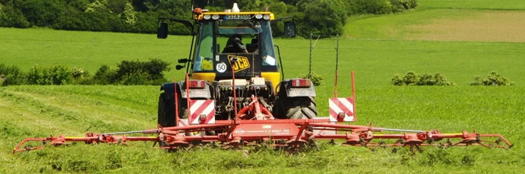 Traktor auf Feld.
