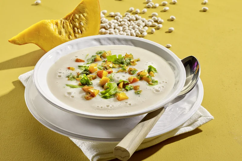 Weiße Bohnencremesuppe mit Kürbis und Rukola