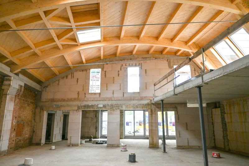 Blick in eine leerstehende, frisch gebaute Halle. Klick führt zu Großansicht.