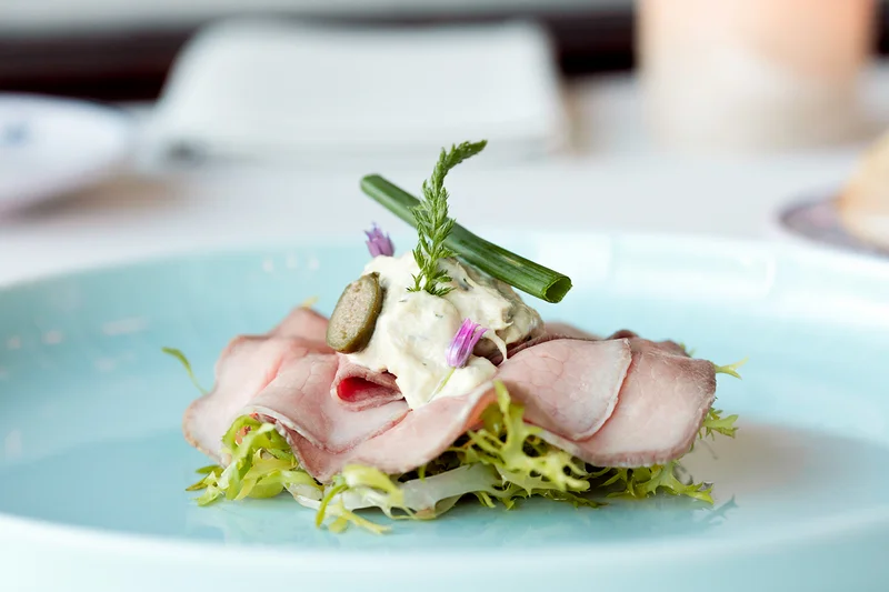 Vitello tonnato vom Hinterwälder Rind auf Friséesalat
