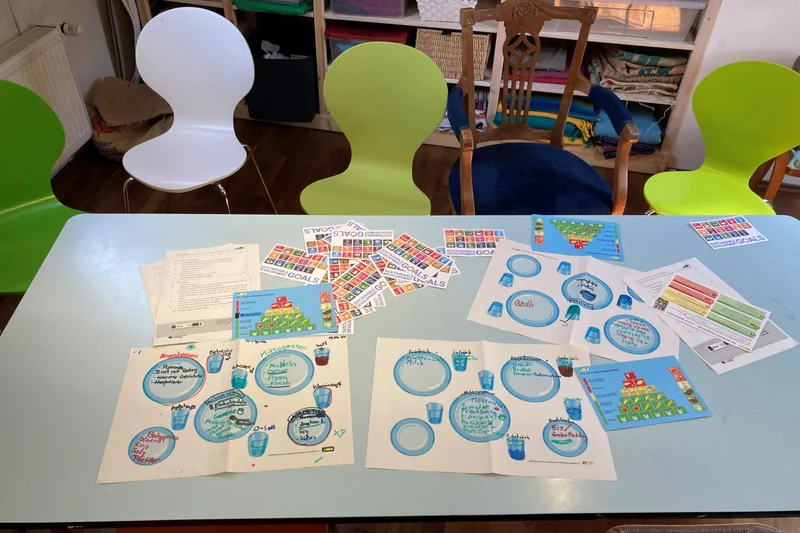 Bildungsmaterial auf einem Tisch.