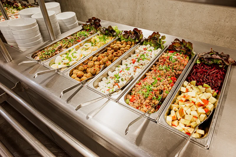 Salatbar in einer Kantine. Klick führt zu Großansicht in neuem Fenster.
