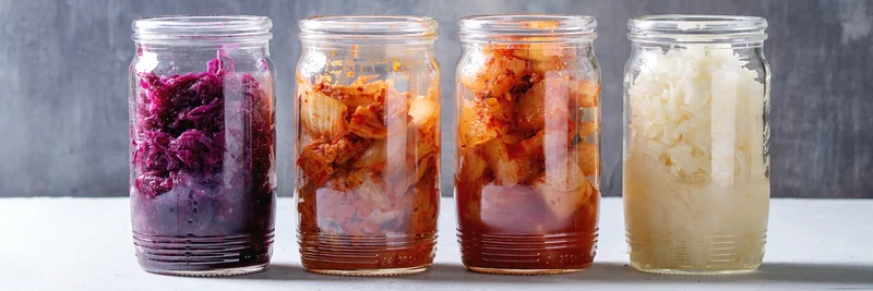Einmachgläser mit fermentiertem Gemüse.