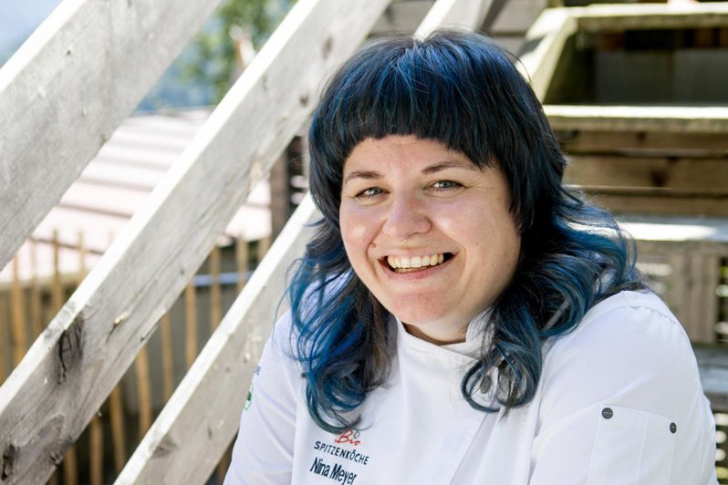Porträt von Biospitzenköchin Nina Meyer in weißer Kochjacke.