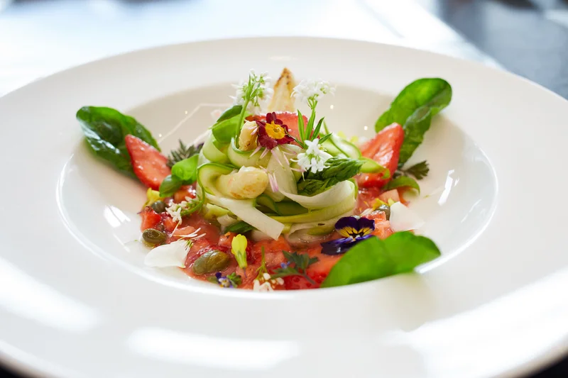 Salat vom grünen und weißen Spargel mit Erdbeeren.