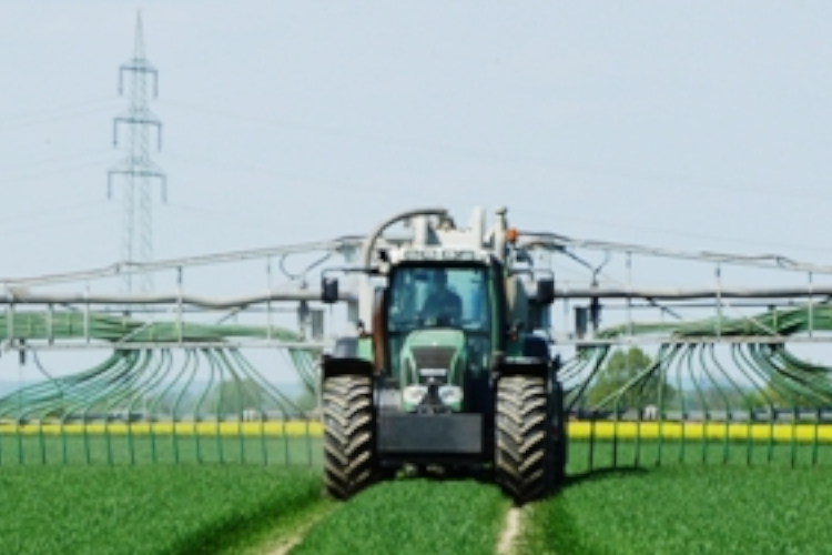 Traktor bei der Gülleausbringung. 
