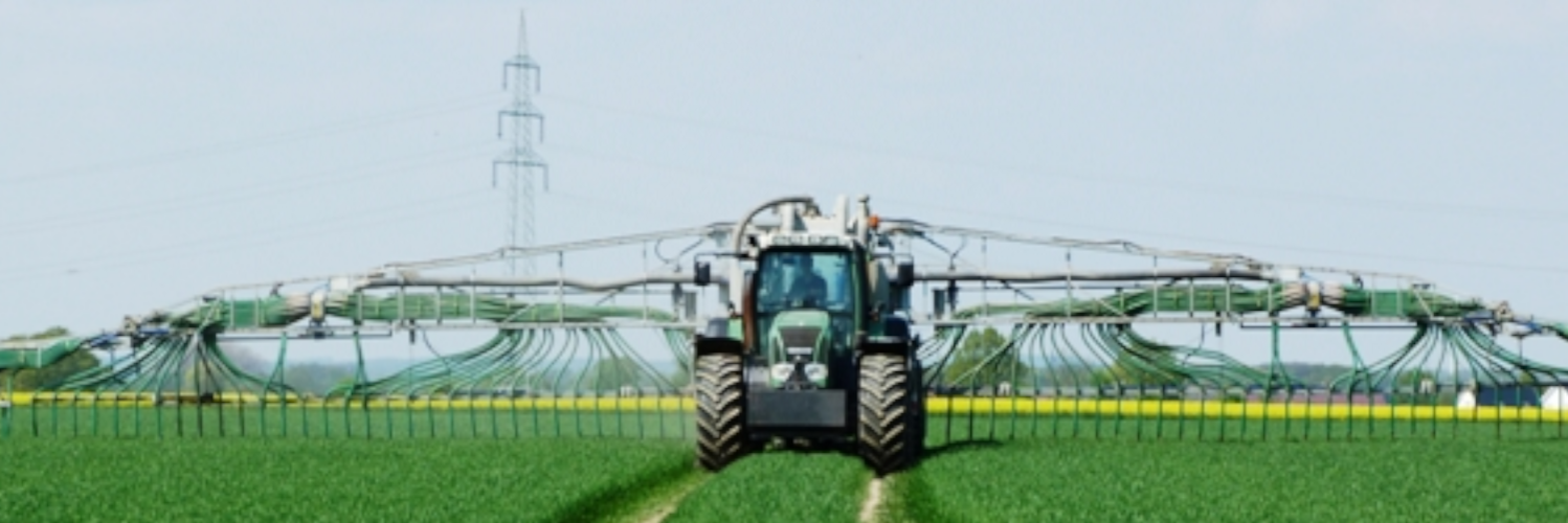 Traktor bei der Gülleausbringung. 