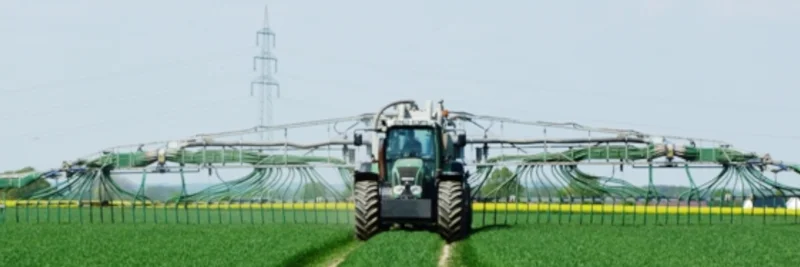 Traktor bei der Gülleausbringung.
