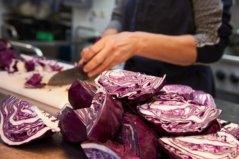 Geschnittener Rotkohl. Klick führt zu Großansicht in neuem Fenster, schließen per ESC.
