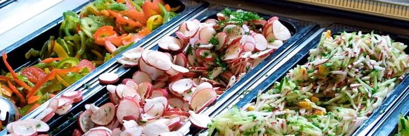 Eine Salatbar an einem Buffet.