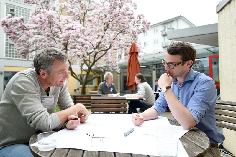 Zwei Männer an einem Tisch.