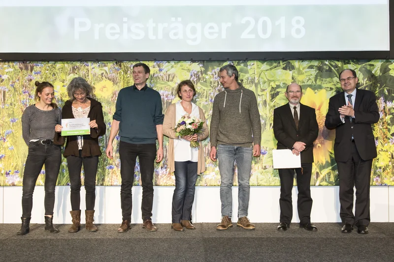 Menschen auf der Bühne. Klick führt zu Großansicht im neuen Fenster.