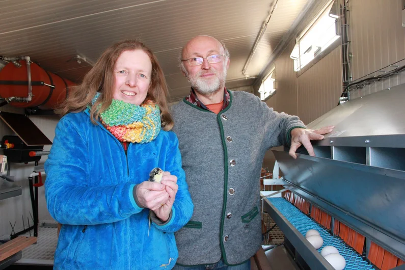 Mann und Frau mit einem Küken in der Hand. Klick öffnet neue SEite auf oekolandbau.de