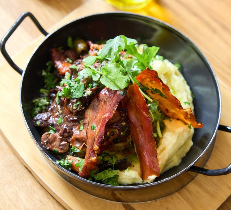 Topf mit Fleckenbühler Boeuf Bourguignon