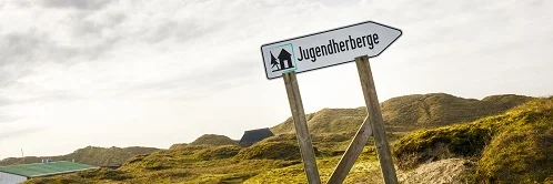 Schild auf Norderney zur Jugendherberge. Klick führt zu Großansicht im neuen Fenster.