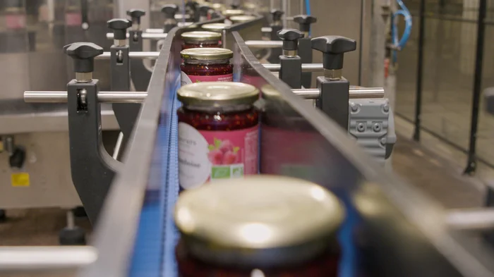 Marmeladengläser in der Lebensmittelverarbeitung, Klick führt zu Großansicht, Schließen mit ESC