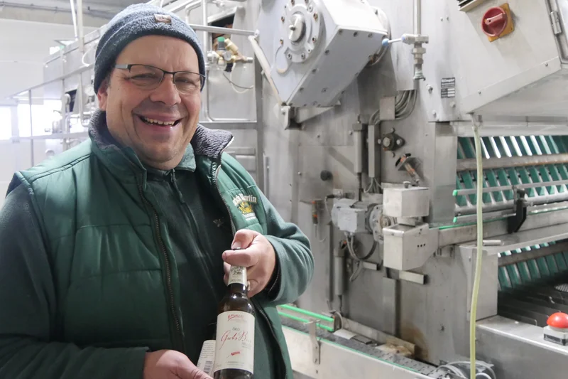 Braumeister mit Bier in der Hand. Klick führt zu Großansicht in neuem Fenster.