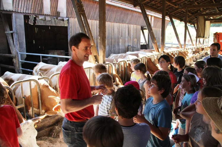 Bei einer Hofführung mit Kindern