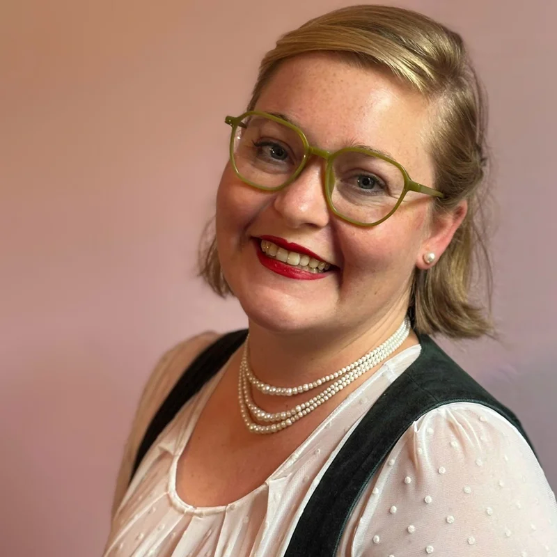Porträt Johanna Zierl. Klick führt zu Großansicht in einer Lightbox. Zum Schließen der Lightbox ESC drücken.