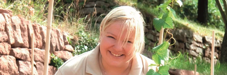 Frau mit Weinreben