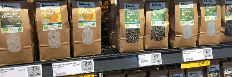 Supermarktregal mit Bio-Produkten.