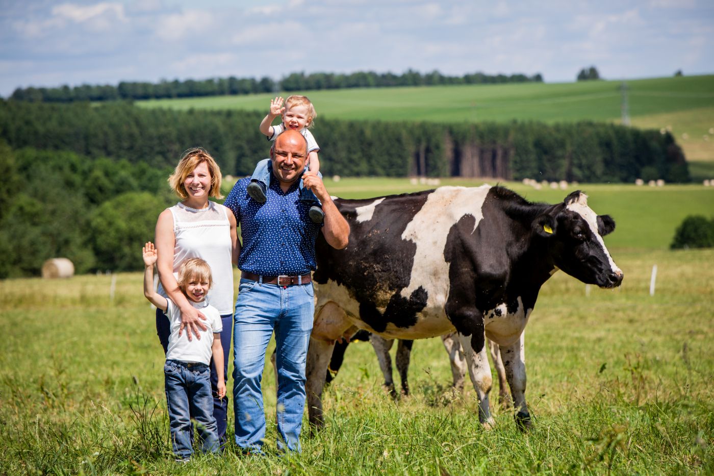 Familienfoto mit Kuh