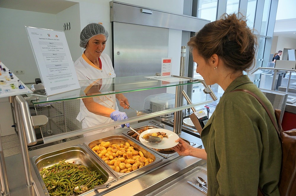 Speisetheke in der Mensa der Landesschulen NRW. Klick führt zu Großansicht im neuen Fenster.