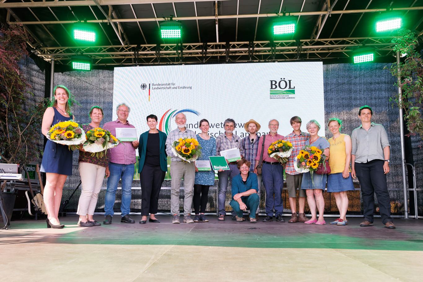 Gruppenfoto der Sieger des Bundeswettbewerbs Ökologischer Landbau 2023. Klick führt zu Großansicht im neuen Fenster.