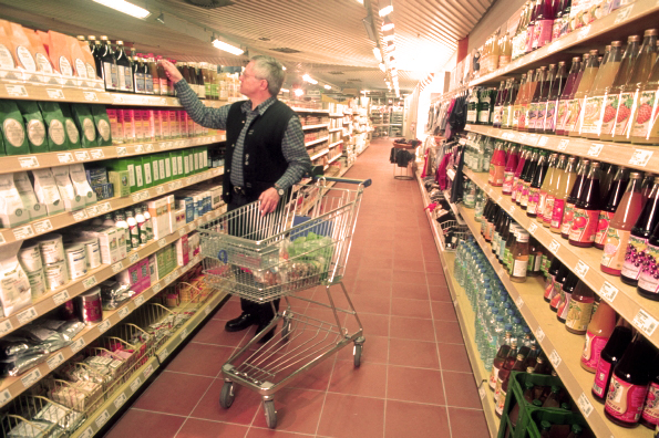 Mann im Supermarkt