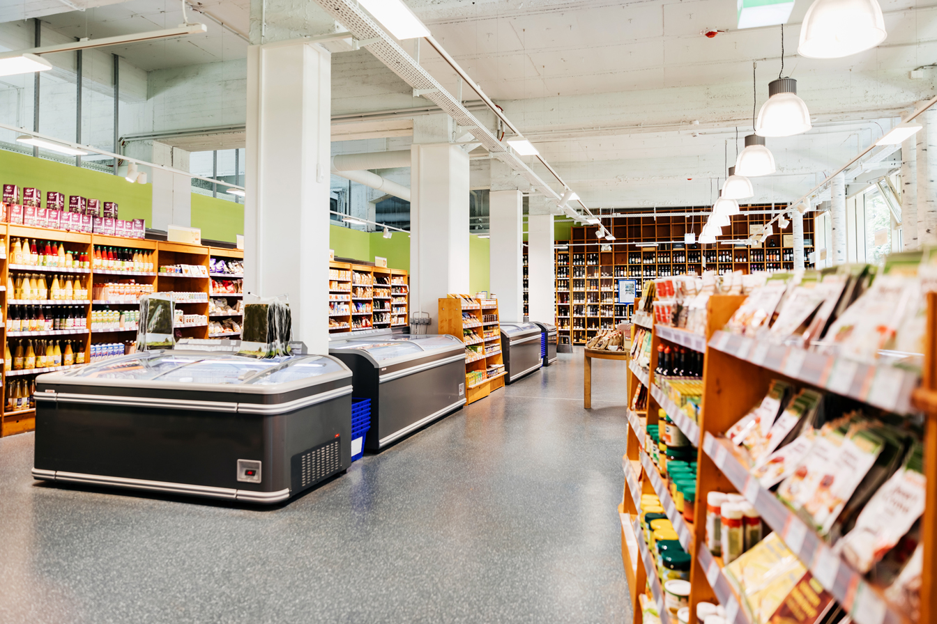 Geschlossene Kühltheken im Bio-Supermarkt. Foto: TommL / E+ via Getty Images